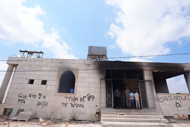 Israeli settlers torch two mosques in West Bank
