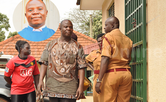 Omubulizi Makhonje ng'afuluma akaduukulu ku kkooti ya LDC e Makerere. Mu katono nga bw'afaanana. EKIF: PONSIANO NSIMBI Omubulizi Makhonje ng'afuluma akaduukulu ku kkooti ya LDC e Makerere. Mu katono nga bw'afaanana. EKIF: PONSIANO NSIMBI