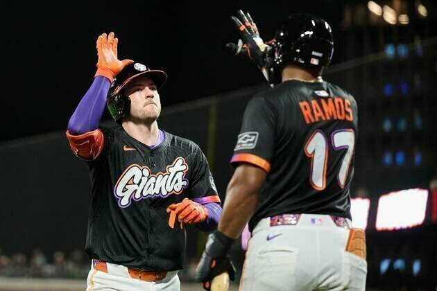 Giants dump D-backs again, slice into wild-card deficit
