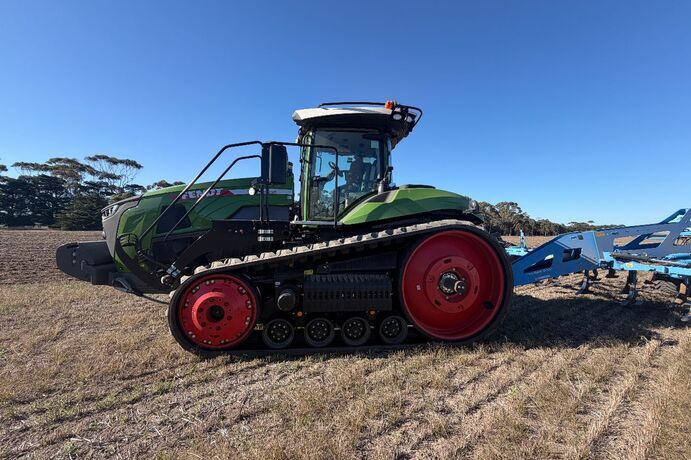 Oldaker discusses the ballasting on a Fendt 1162 Vario MT twin track tractor.