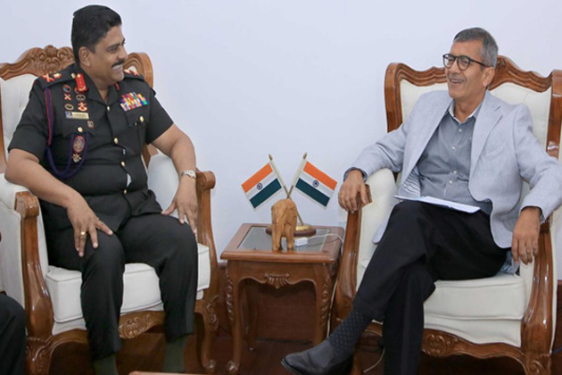 Sri Lankan Army Commander Lt Gen Lasantha Rodrigo meets Def Secy Rajesh Kumar