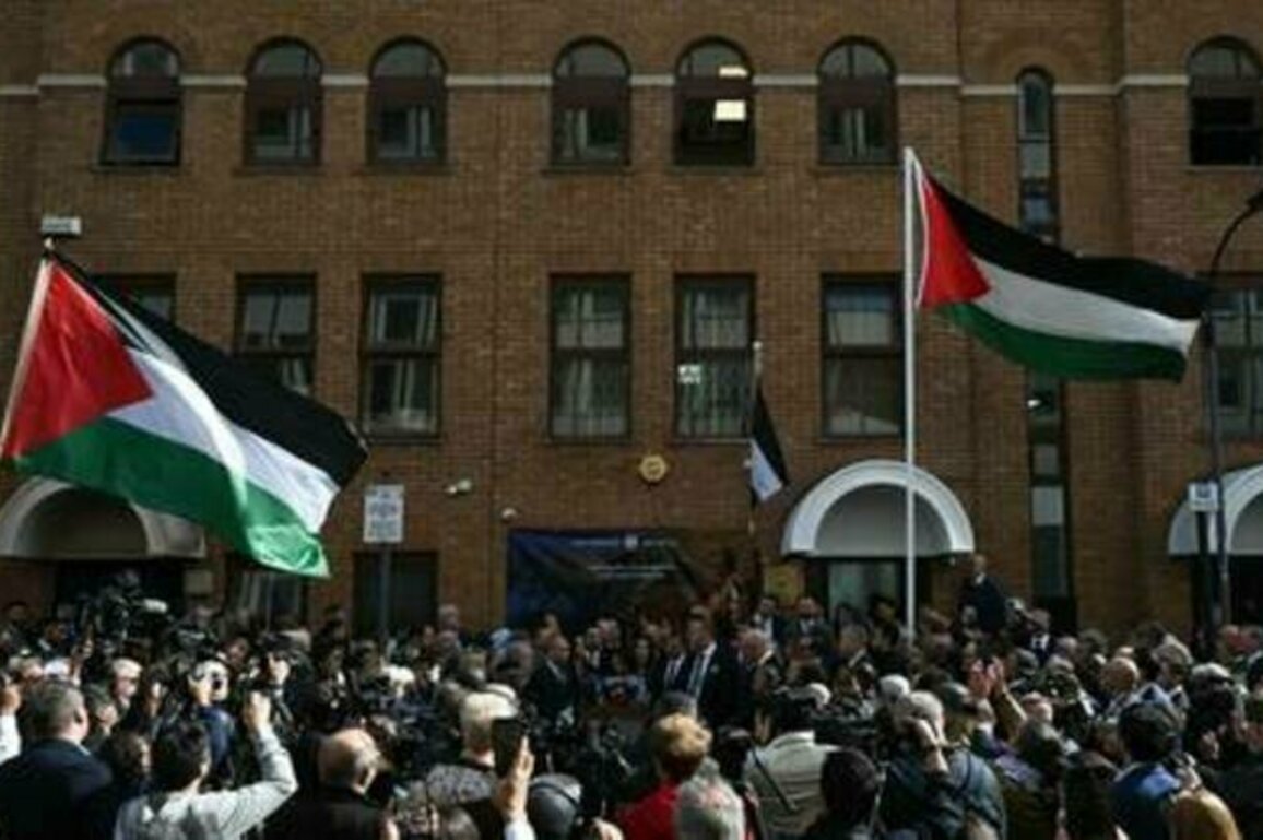 Palestine flag raised over future embassy in London (PHOTO, VIDEO)