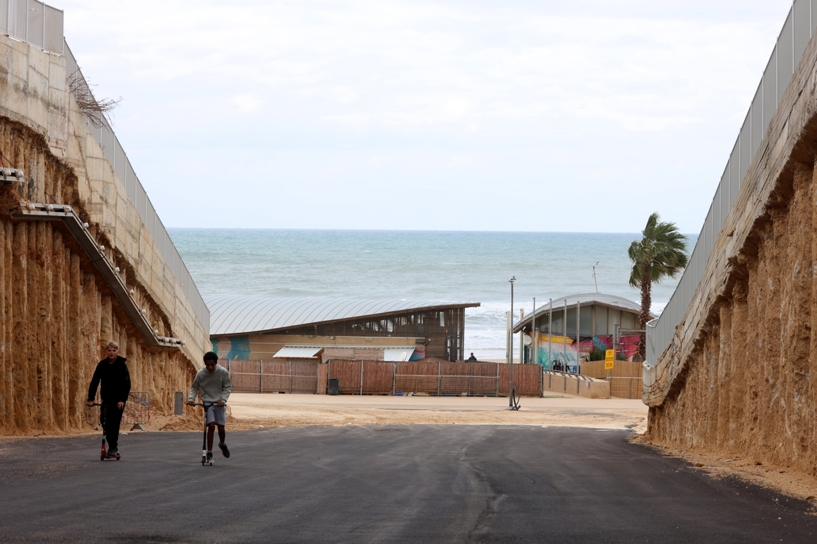 MIDEAST-ISRAEL-RISHON LEZION-BEACH