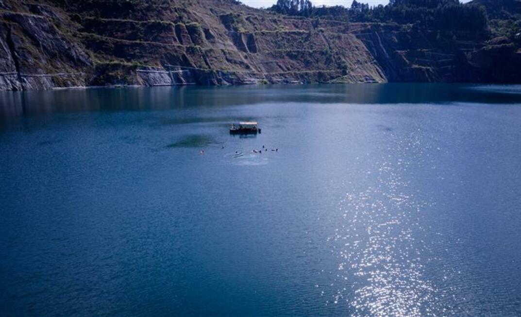 Cava da mina Águas Claras virou lago para esportes náuticos