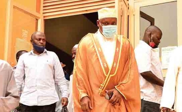 Dr. Ssemuddu (wakati) oluvannyuma lw’okusaazisa Abasiraamu. Dr. Ssemuddu (wakati) oluvannyuma lw’okusaazisa Abasiraamu.