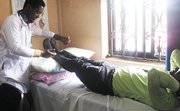 Dr. Ntwali ng'alaga bw'ogalamiza azirise ku mugongo gwe Dr. Ntwali ng'alaga bw'ogalamiza azirise ku mugongo gwe