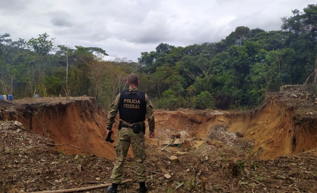 Agente da PF em área de extração ilegal de cassiterita em RR/Divulgação