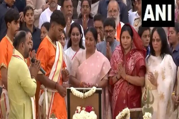 CM Rekha Gupta performs Yamuna Aarti at Vasudev Ghat to mark 100 days of BJP govt in Delhi