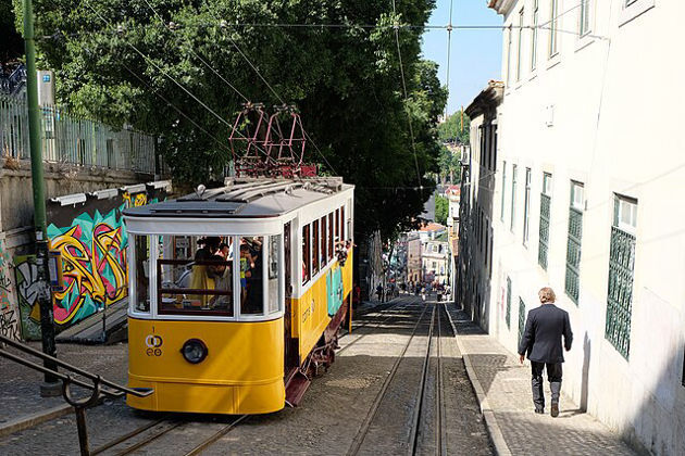 15 killed as Elevador da Glória streetcar crashes in Lisbon