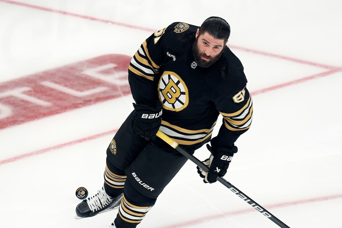 Former Bruins forward chugs beer, hypes up crowd for Blues-Jets game