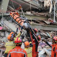 SpotNews | Chinese rescuers pull out pregnant survivor in quake-hit Myanmar city Mandalay