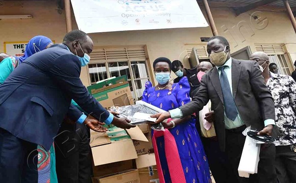 Minisita w'ebyenjigiriza ebyawansi Rosemary Ssenninde ng' akwasa abasomesa kompyuta ku ssomero lya Kitala secondary e Katabi Minisita w'ebyenjigiriza ebyawansi Rosemary Ssenninde ng' akwasa abasomesa kompyuta ku ssomero lya Kitala secondary e Katabi
