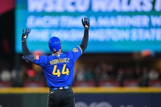 Finally above .500, Mariners seek sixth straight win, sweep of Diamondbacks