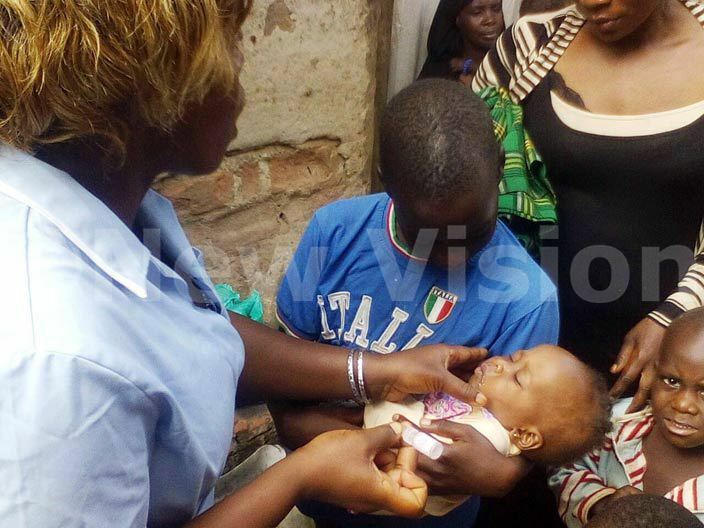  health worker immunizing a child against polio in itooro zone ateete a ampala suburb on 02042016 hoto by awrence ulondo