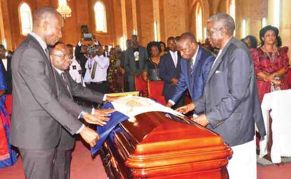 Abakungu b'e Mmengo nga bassa bendera ya Buganda ku mulambo gw'omumbejja Muggale Abakungu b'e Mmengo nga bassa bendera ya Buganda ku mulambo gw'omumbejja Muggale