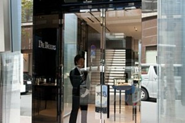 De Beers will let buyers reject more diamonds to fend off crisis