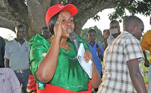 Nantume ng’ayogera mu bamu ku bantu b’e Buvuma mu kwebuuza ku ky’okuggya ekkomo ku myaka gya pulezidenti. Nantume ng’ayogera mu bamu ku bantu b’e Buvuma mu kwebuuza ku ky’okuggya ekkomo ku myaka gya pulezidenti.