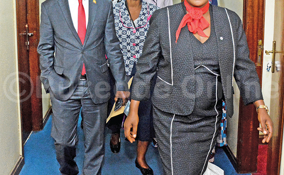 Akulira oludda oluvuganya Gavumenti, Winnie Kiiza (ku ddyo) ng’awerekeddwaako omubaka wa Kasilo County, Elijah Okupa (ku kkono) bwe yabadde ava okwogerako eri Bannamawulire ku nsonga ezikwatagana n’enkyukakyuka ezaakoleddwa Pulezidenti w’ekibiina kya FDC ku Palamenti eggulo. Akulira oludda oluvuganya Gavumenti, Winnie Kiiza (ku ddyo) ng’awerekeddwaako omubaka wa Kasilo County, Elijah Okupa (ku kkono) bwe yabadde ava okwogerako eri Bannamawulire ku nsonga ezikwatagana n’enkyukakyuka ezaakoleddwa Pulezidenti w’ekibiina kya FDC ku Palamenti eggulo.