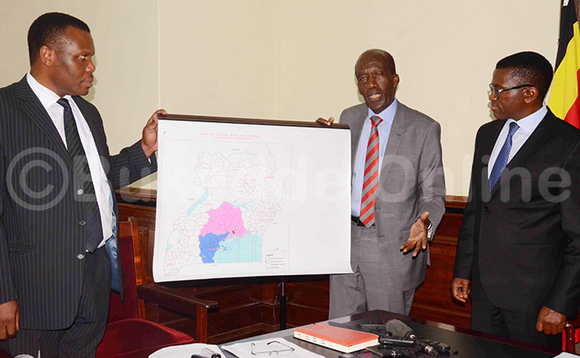 Akulira UBOS, Dr. Ben Paul Mungyereza (owookubiir okuva ku ddyo) ng'alaga maapu ya Uganda omuli amannya g'ennono ag'ebitundu nga ne Buganda mw'eri. Ku ddyo ye Katikkiro Mayiga ate ku kkono ye Godfrey Nabong naye omukungu mu kitongole ky'ebibalo mu ggwanga- UBOS. Babadde Bulange- Mmengo nga June 27,2018. Akulira UBOS, Dr. Ben Paul Mungyereza (owookubiir okuva ku ddyo) ng'alaga maapu ya Uganda omuli amannya g'ennono ag'ebitundu nga ne Buganda mw'eri. Ku ddyo ye Katikkiro Mayiga ate ku kkono ye Godfrey Nabong naye omukungu mu kitongole ky'ebibalo mu ggwanga- UBOS. Babadde Bulange- Mmengo nga June 27,2018.