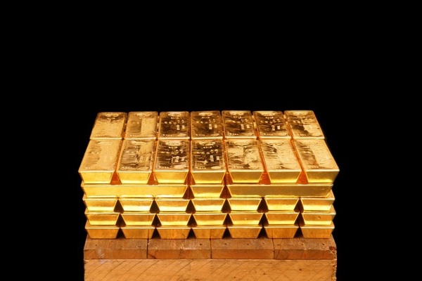 Gold price eases in early Asia trade