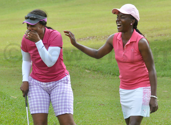 imbabwes oyce hingono  shares a light moment with amakula before last years tournament hoto by ichael subuga