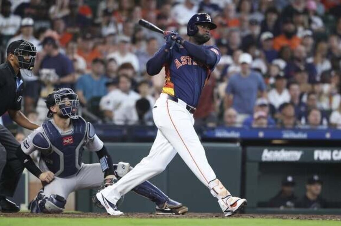 Astros awaken to salvage finale, end Yankees' 8-game win streak