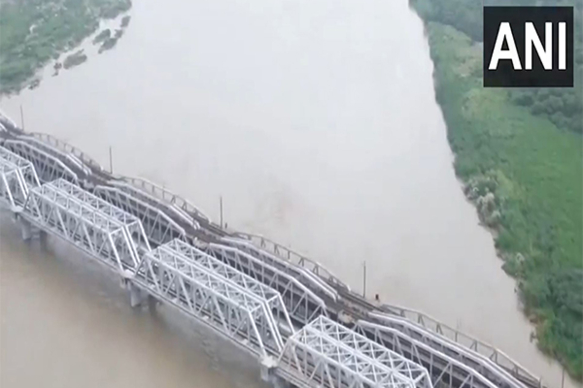 Delhi: Yamuna crosses danger mark, flows above 205.33 metres