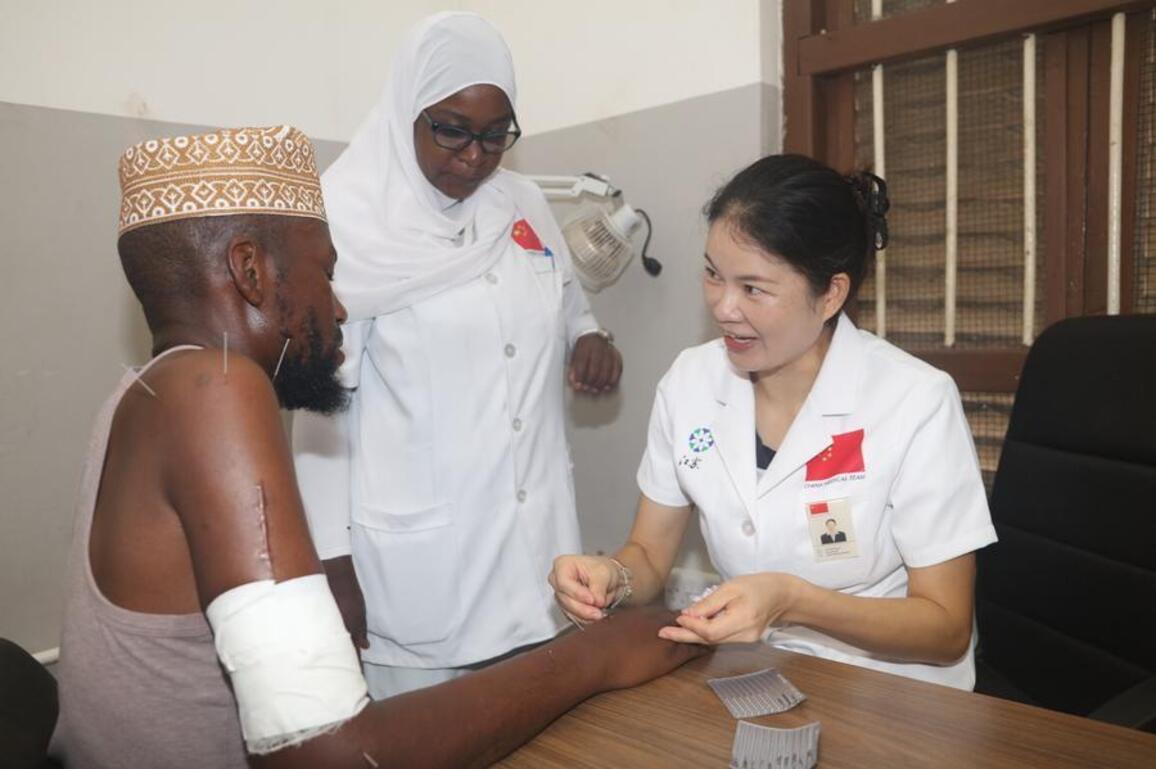 (Hello Africa) Chinese acupuncture brings relief to Tanzanian fisherman