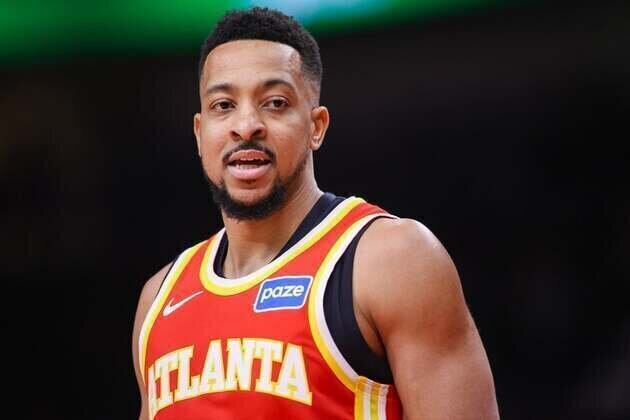 Hawks blow past Bucks, extend winning streak to nine