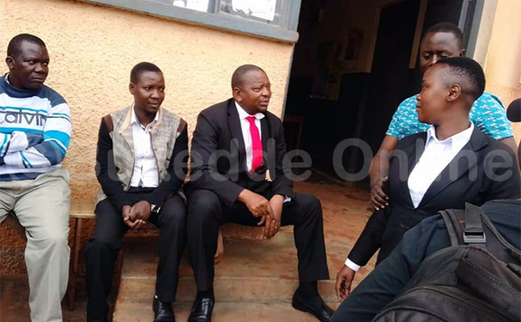 Meeya Sserunjogi (mu ttaayi emmyufu) ne banne nga bagumbye ku kitebe kya Poliisi e Kawempe. Meeya Sserunjogi (mu ttaayi emmyufu) ne banne nga bagumbye ku kitebe kya Poliisi e Kawempe.