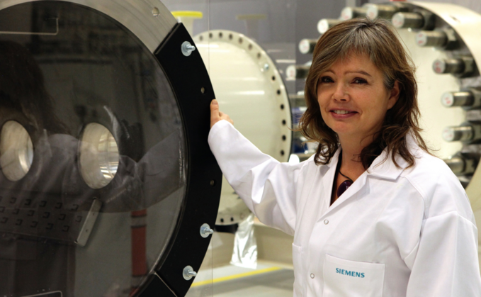 Siemens-Wissenschaftlerin Astrid Petterteig präsentiert den Prototyp einer Schaltanlage für den Betrieb auf dem Meeresgrund.