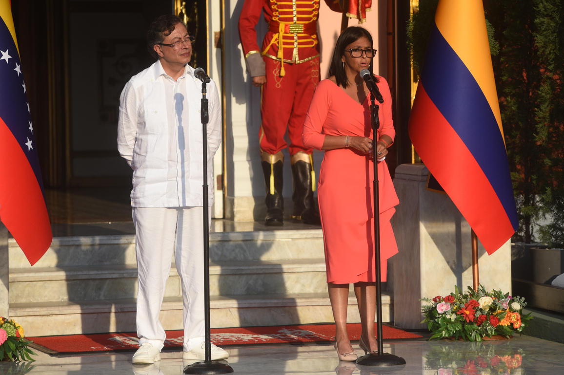 VENEZUELA-CARACAS-COLOMBIA-PRESIDENTS-MEETING