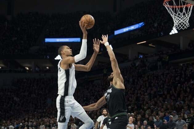 Victor Wembanyama, Spurs start fast, hold off Wolves in Game 3