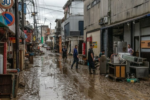 52 dead in Japan floods as more troops join rescue