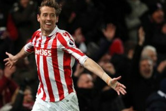 England striker Peter Crouch announces retirement