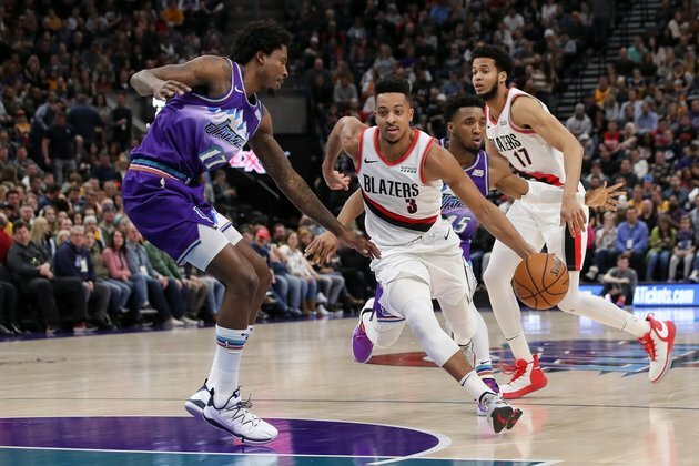 Jazz big man Davis departs with knee injury