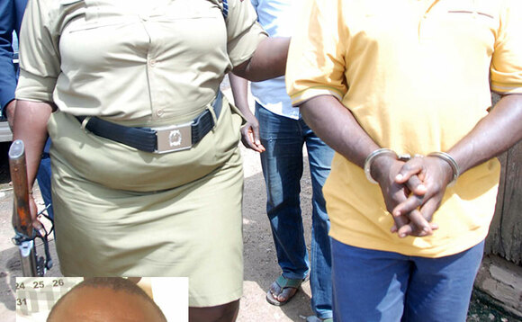 Miriam Atoo akulira bambega ku poliisiy'oku Kaleerwe ng'akutte Nsubuga. Mu katono ye Arthur Makara amulumiriza okumuwa mmotoka ze okuzikanika. Miriam Atoo akulira bambega ku poliisiy'oku Kaleerwe ng'akutte Nsubuga. Mu katono ye Arthur Makara amulumiriza okumuwa mmotoka ze okuzikanika.