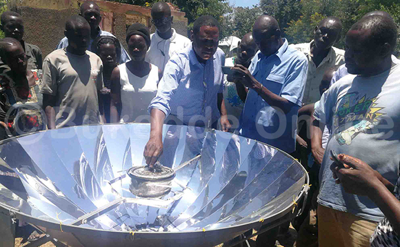 Omulangira Kimbugwe ng'akwasa ababundabunda solar Omulangira Kimbugwe ng'akwasa ababundabunda solar