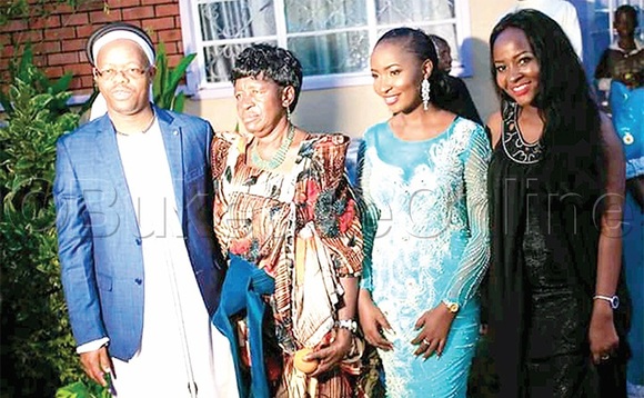 Magogo (ku kkono), nnyina Babirye ne bannyina. Magogo (ku kkono), nnyina Babirye ne bannyina.
