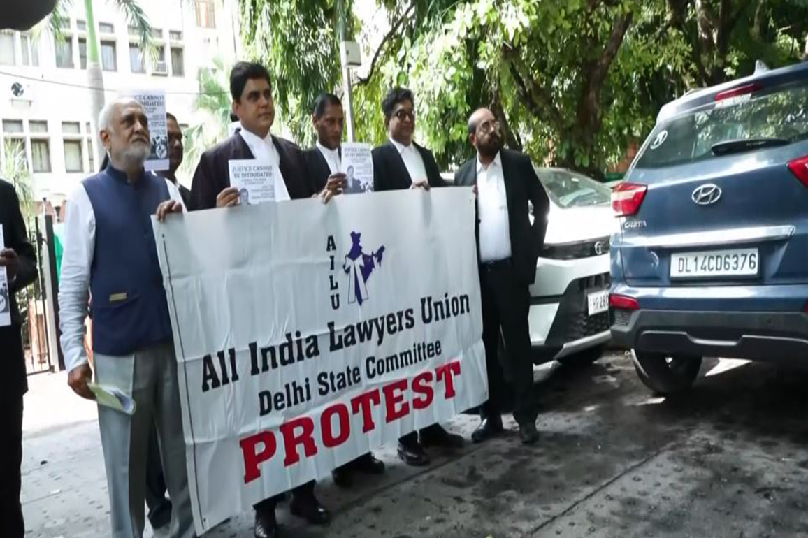 Delhi: Lawyers protest against Rakesh Kishore for attempt to hurl shoe at CJI, demand strict action