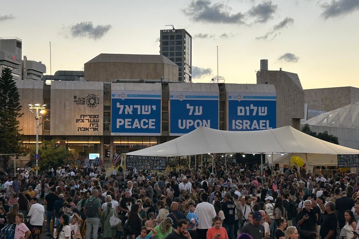 Huge crowds flock to "hostages square" in Tel Aviv