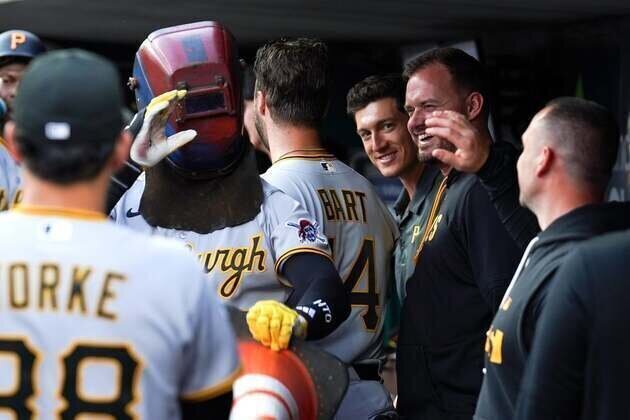 Pirates use the long ball to take down Reds