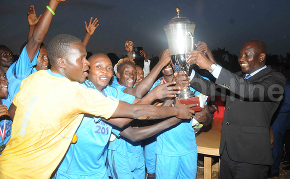 Dr. Lawrence Mlindwa ng'akwasa aba Kyanja United FC ekikopo kye baawangudde ekya Ssekukkulu kye baawangudde nga Dec 26 e Kamengo. (ekif:Silvano Kibuuka) Dr. Lawrence Mlindwa ng'akwasa aba Kyanja United FC ekikopo kye baawangudde ekya Ssekukkulu kye baawangudde nga Dec 26 e Kamengo. (ekif:Silvano Kibuuka)