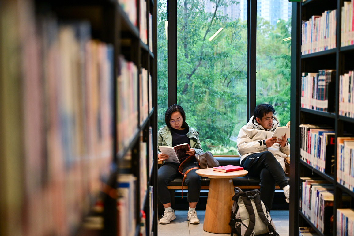 Digital reading boom draws more Chinese into books