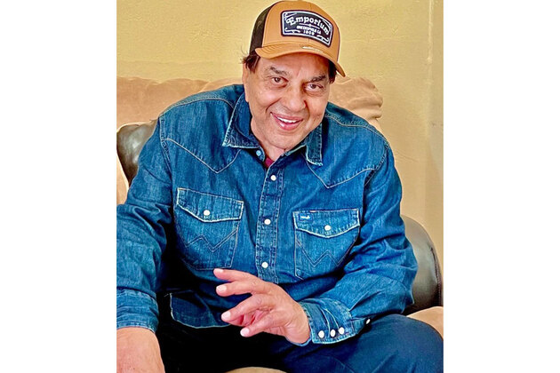 From 'Aya Sawan Jhoom Ke' to 'Sholay': Revisit iconic films of Bollywood's timeless star Dharmendra
