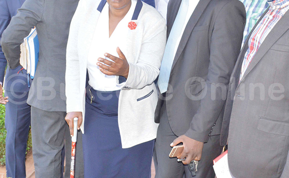 Nambooze (wakati) ne Muyizi (owookubiri ku ddyo) nga bava mu kkooti. Nambooze (wakati) ne Muyizi (owookubiri ku ddyo) nga bava mu kkooti.