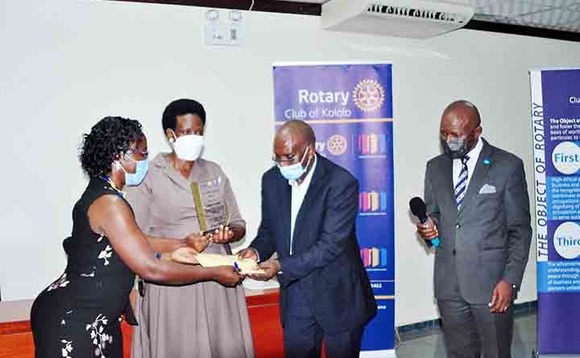 Christine Luttu, Pulezidenti wa Rotary Club y'e Kololo ng'akwasa Charles Mugme (ku ddyo) engule. Christine Luttu, Pulezidenti wa Rotary Club y'e Kololo ng'akwasa Charles Mugme (ku ddyo) engule.