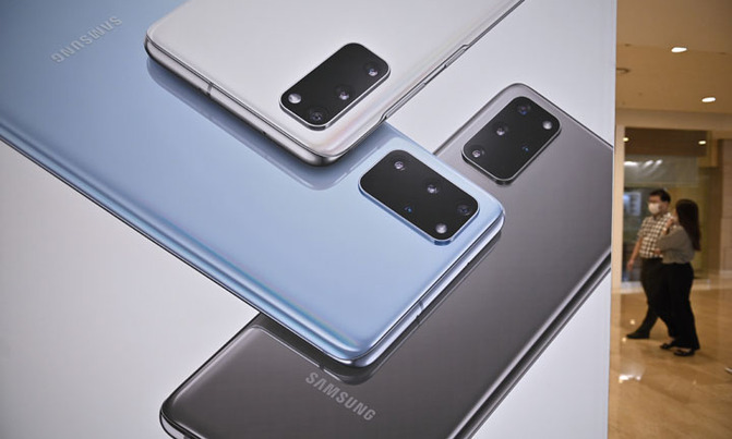 Samsung unveils new version of folding smartphone Samsung unveils new version of folding smartphone