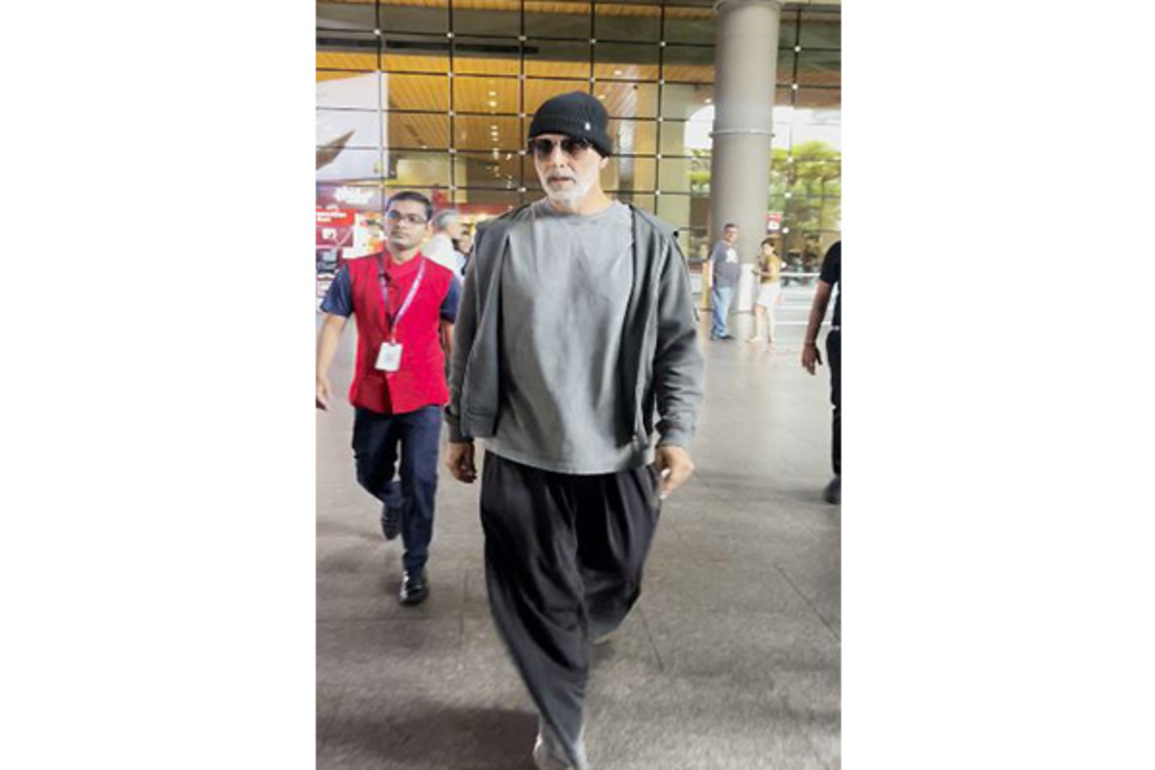 Airport Diaries: Akshay Kumar rocks salt and pepper look, greets paps with a smile