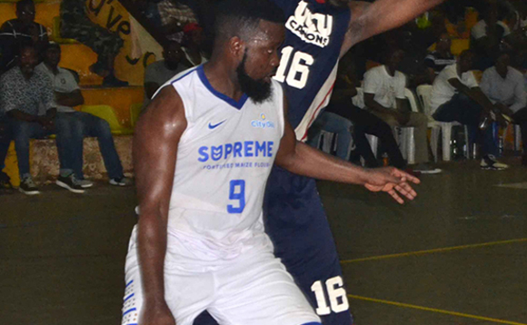Fadhili Chuma owa UCU (ku ddyo) ng'attunka ne Josh Johnson owa City Oilers ku Lwokutaano. Fadhili Chuma owa UCU (ku ddyo) ng'attunka ne Josh Johnson owa City Oilers ku Lwokutaano.